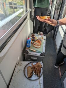 Frühstücksbuffet im Zug