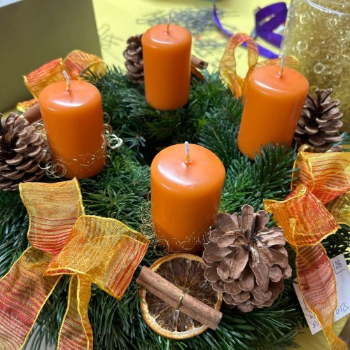 Orangener Kranz  mit Deko